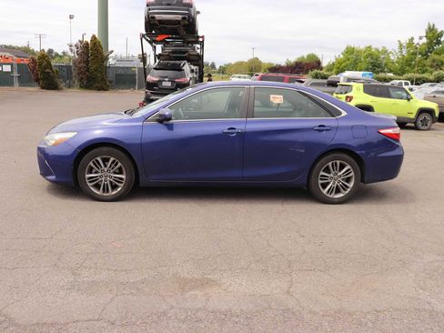 Used 2015 Toyota Camry SE w/ Moonroof Package FWD image 8