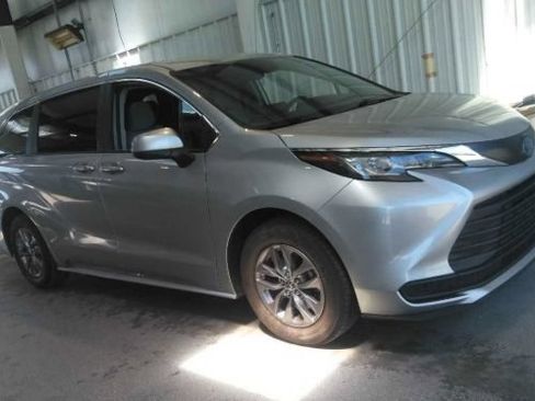Used 2023 Toyota Sienna LE AWD/4WD image 2