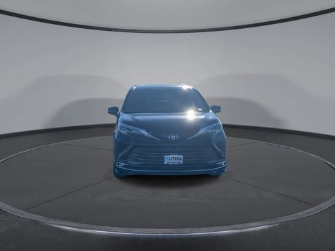 Certified 2022 Toyota Sienna Platinum image 3