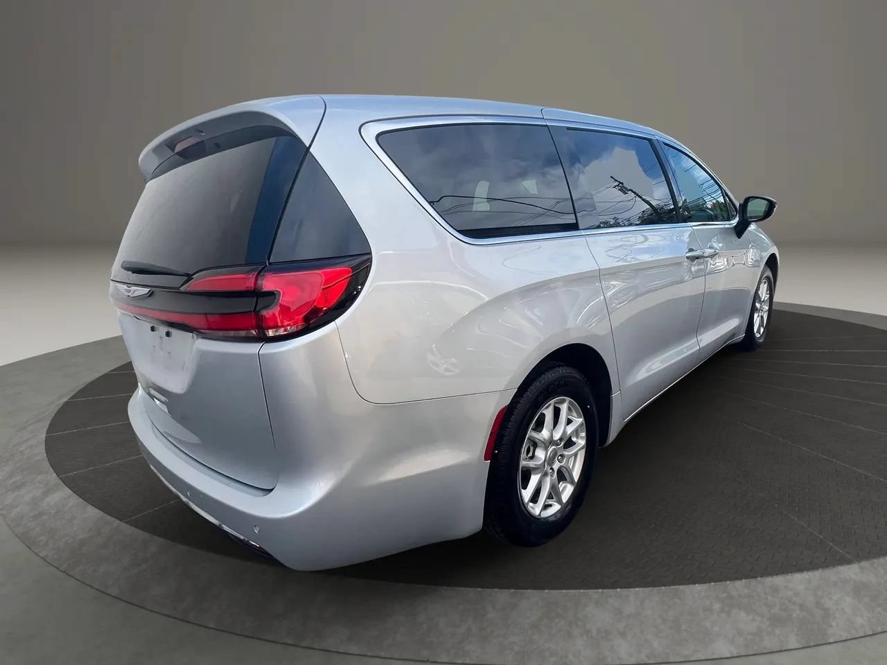 Used 2024 Chrysler Pacifica Touring-L FWD image 5