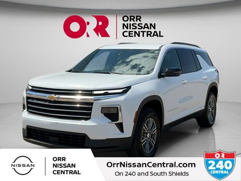 Used 2025 Chevrolet Traverse LT FWD image 1