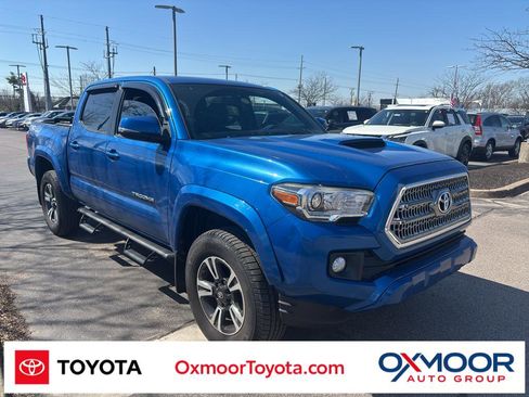 Used 2017 Toyota Tacoma TRD Sport image 1