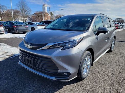 New 2026 Toyota Sienna XLE AWD/4WD image 10