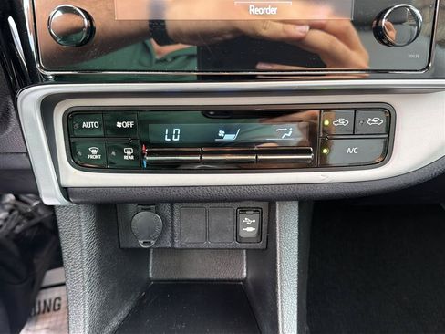 Used 2017 Toyota Corolla LE w/ Carpet Mat Package (TMS) FWD image 24