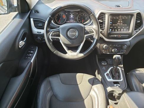 Used 2018 Jeep Cherokee Trailhawk image 19