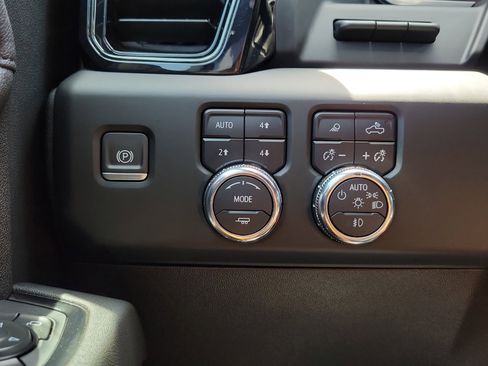 Used 2024 GMC Sierra 2500 AT4 w/ AT4 Premium Plus Package AWD/4WD image 29
