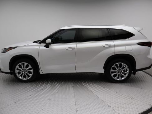 Used 2024 Toyota Highlander Limited image 12