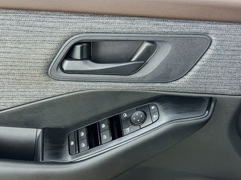 Used 2023 Nissan Rogue S AWD/4WD image 18