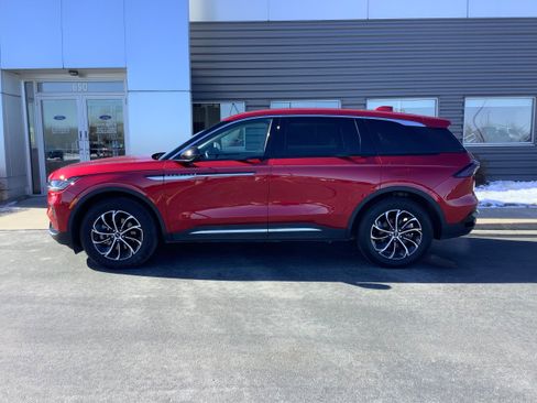 Used 2025 Lincoln Nautilus Premier w/ Equipment Group 102A image 2