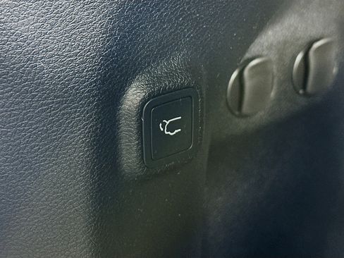 Used 2019 Jeep Cherokee Limited FWD image 28