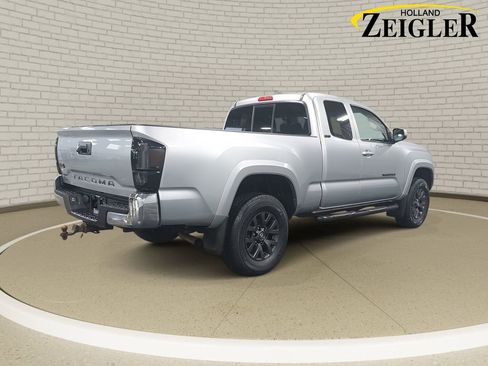 Used 2022 Toyota Tacoma SR5 w/ SR5 Appearance Package (SM) image 5