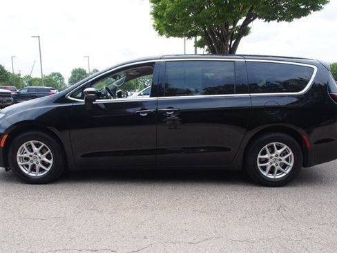 Used 2024 Chrysler Pacifica Touring-L FWD image 4