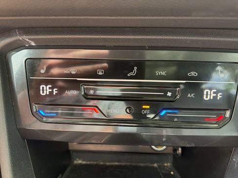 Used 2022 Volkswagen Tiguan SE w/ Panoramic Sunroof Package image 12