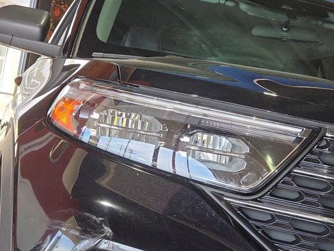 Used 2024 Ford Explorer XLT w/ Equipment Group 202A image 8