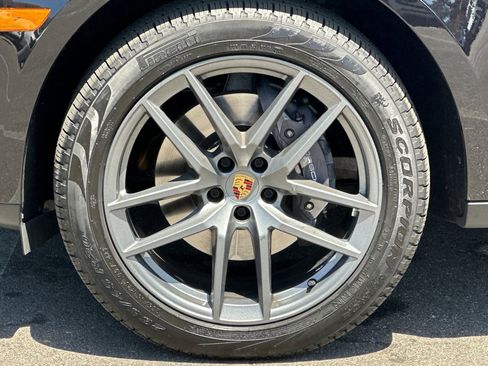 Certified 2023 Porsche Macan AWD/4WD image 27