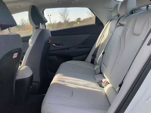 Used 2025 Hyundai Elantra Limited FWD image 12