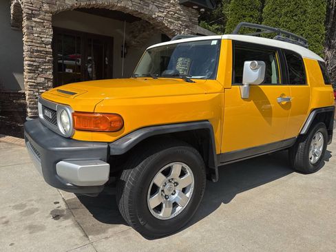 Used 2008 Toyota FJ Cruiser 4WD image 2