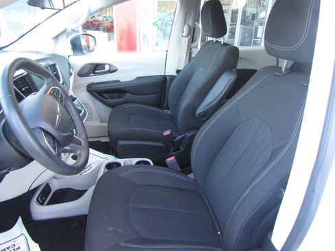 Used 2022 Chrysler Voyager LX image 10