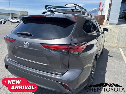 Used 2022 Toyota Highlander XLE AWD/4WD image 19