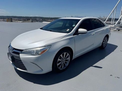 Used 2016 Toyota Camry XLE w/ Moonroof Package FWD image 3