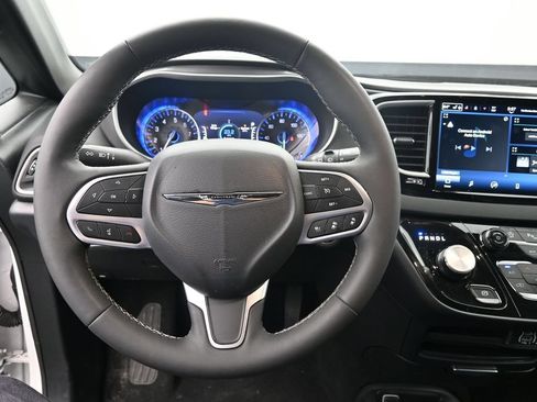 Used 2025 Chrysler Pacifica Select FWD image 21
