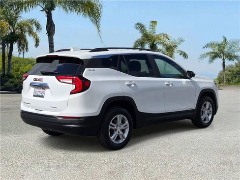 Used 2023 GMC Terrain SLE w/ Driver Convenience Package image 4