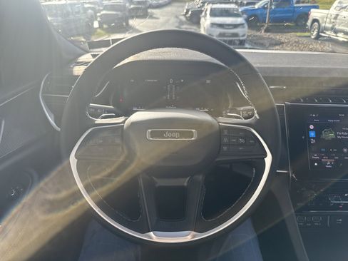 New 2025 Jeep Grand Cherokee Altitude image 17