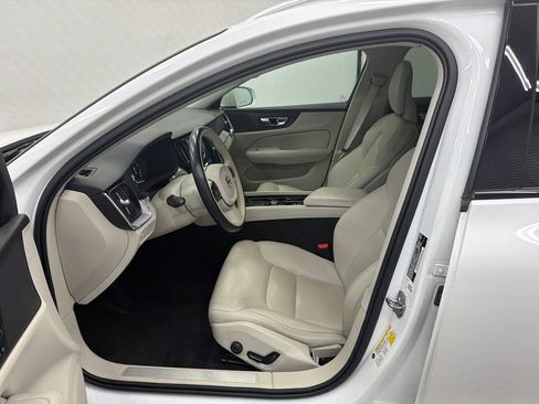 Used 2020 Volvo V60 T5 Cross Country image 9