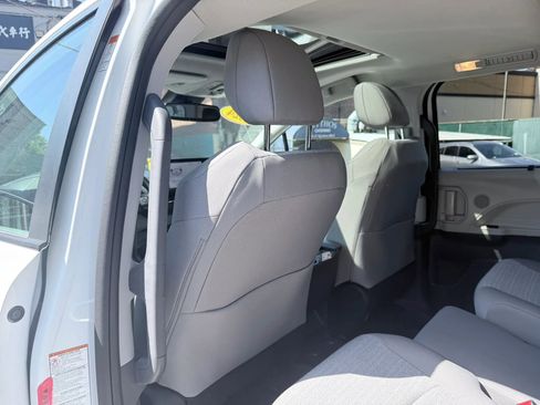 Used 2024 Toyota Sienna LE w/ LE Plus Package AWD/4WD image 20
