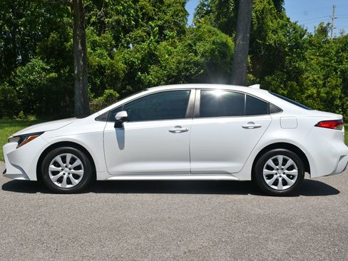 Used 2022 Toyota Corolla LE image 2