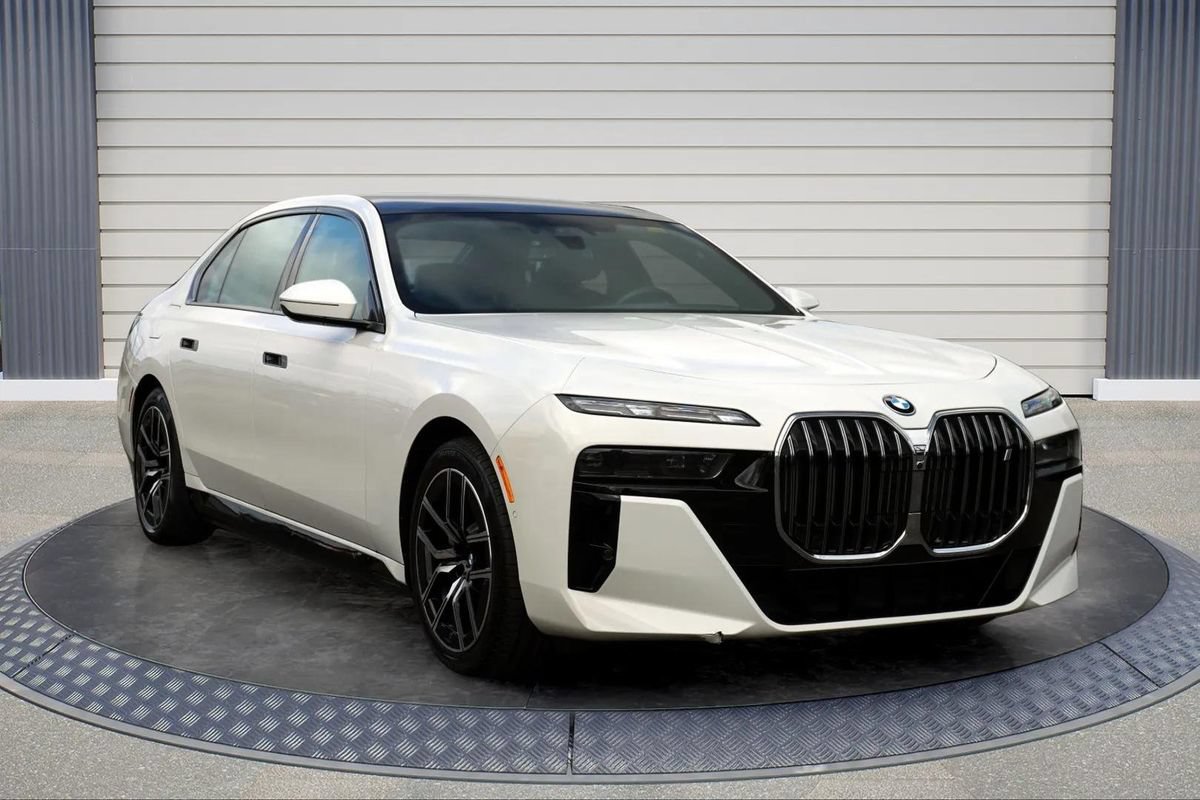 Used 2023 BMW i7 xDrive60 w/ Executive Package 2 AWD/4WD image 1