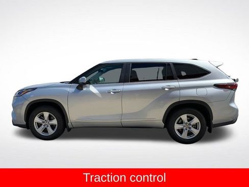 Used 2025 Toyota Highlander LE AWD/4WD image 6