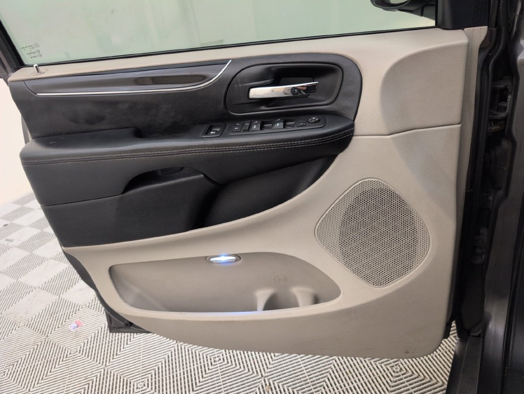 Used 2017 Dodge Grand Caravan SXT FWD image 31