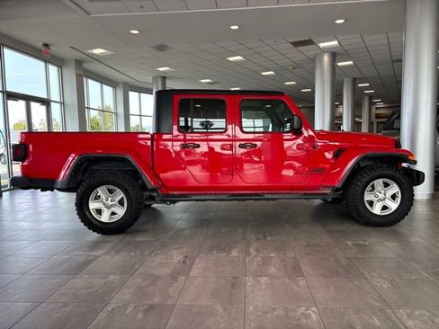 Used 2023 Jeep Gladiator Sport image 2