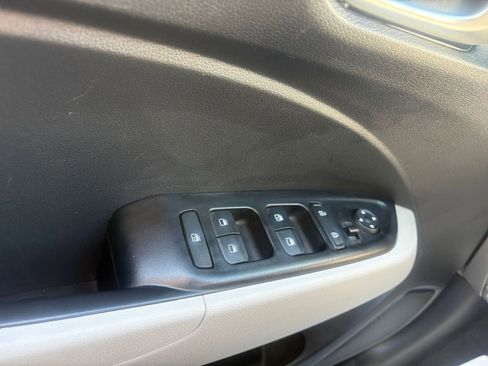 Used 2025 Hyundai Venue SEL image 18