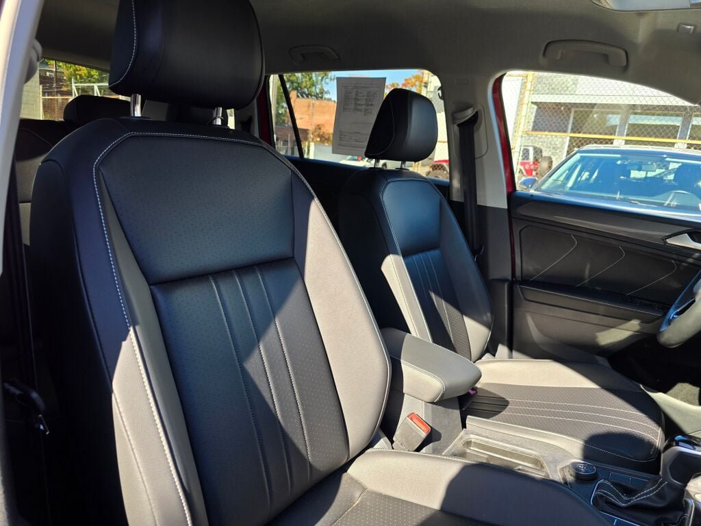Used 2024 Volkswagen Tiguan SE AWD/4WD image 8