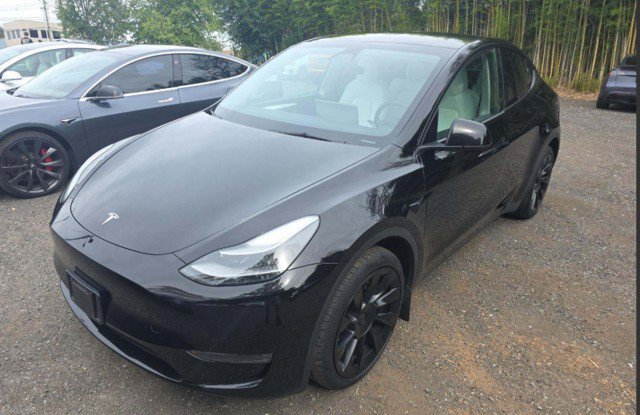 Used 2023 Tesla Model Y Long Range AWD/4WD image 1