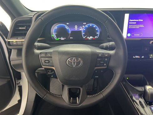 Used 2025 Toyota Crown XLE image 10