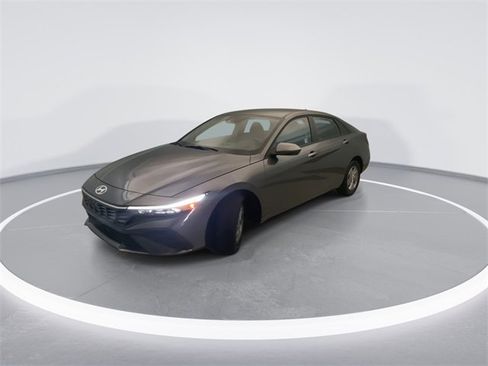 Used 2025 Hyundai Elantra SE image 8