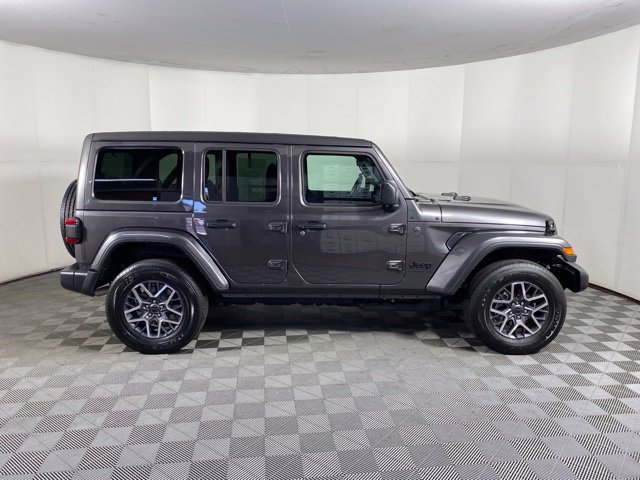 Used 2026 Jeep Wrangler Unlimited Sahara AWD/4WD image 8