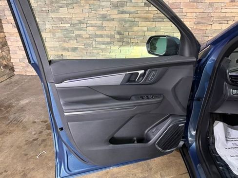 Used 2025 Buick Enclave Preferred AWD/4WD image 8