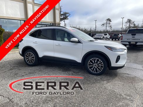 Used 2024 Ford Escape SE image 1