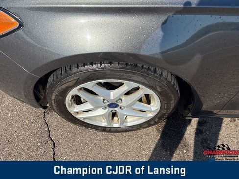 Used 2016 Ford Fusion SE image 2