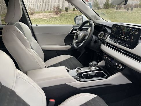 Used 2025 Mitsubishi Outlander SE image 42