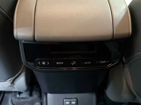 Used 2025 Toyota Highlander LE image 24