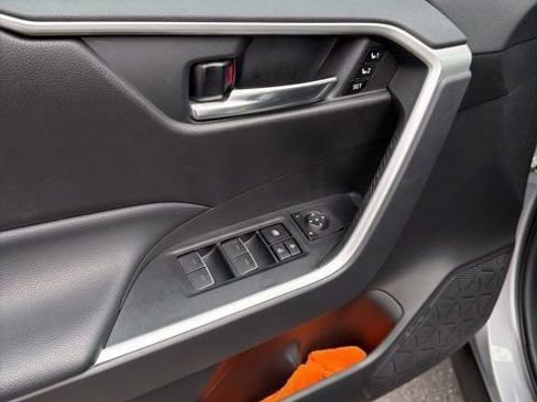 Used 2022 Toyota RAV4 XLE Premium image 8