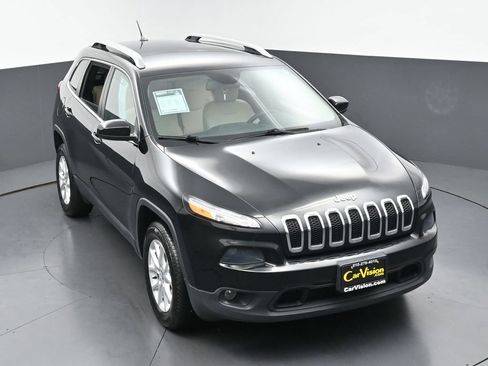 Used 2018 Jeep Cherokee Latitude w/ Safety Group AWD/4WD image 40