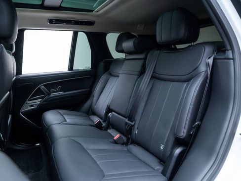 Used 2025 Land Rover Range Rover SE AWD/4WD image 22