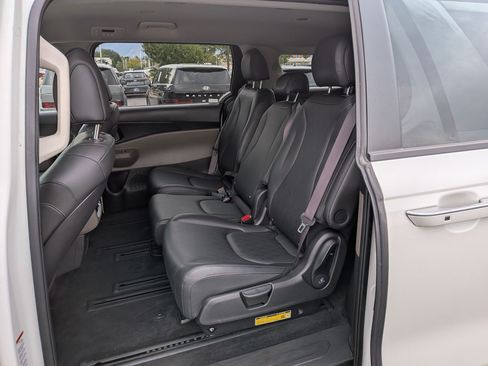 Used 2025 Kia Carnival FWD image 32