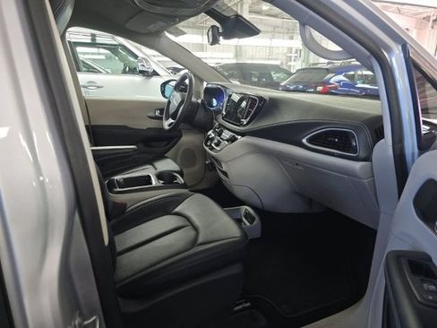 Used 2024 Chrysler Pacifica Touring-L FWD image 6